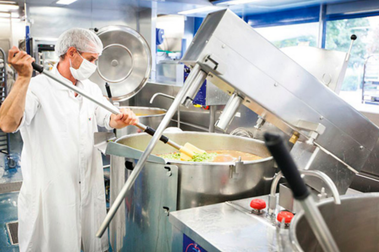Disinfezione di superfici e attrezzature delle cucine centrali
